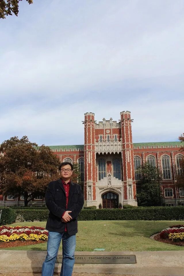 王万鹏研究员，作为访问学者于2013年前往美国University of Oklahoma 环境基因研究中心从事深海基因组和宏基因芯片合作研究工作。.jpg